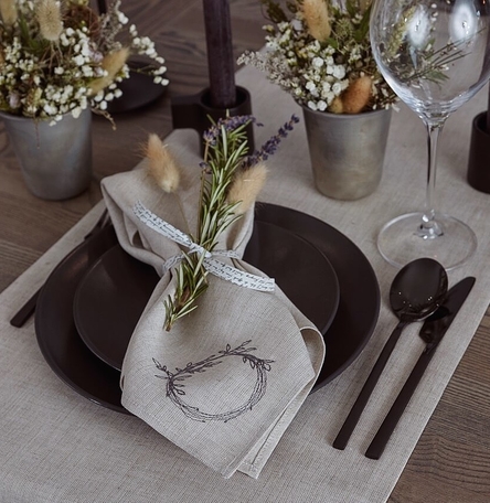 Wild Collection Natural Wreath Linen Table Runner