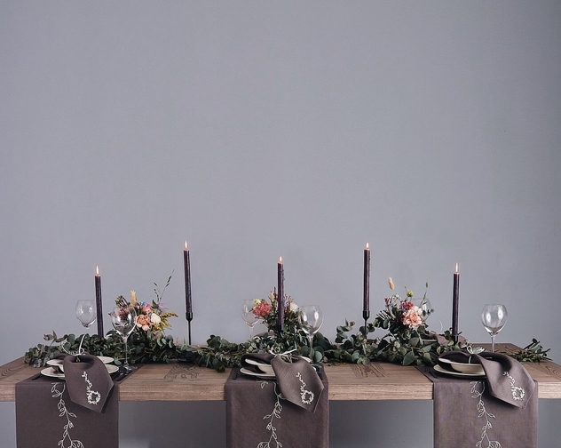 Wild Collection Grey Wreath Linen Table Runner 1