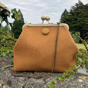 'Annie' Kiss Clasp Button Bag