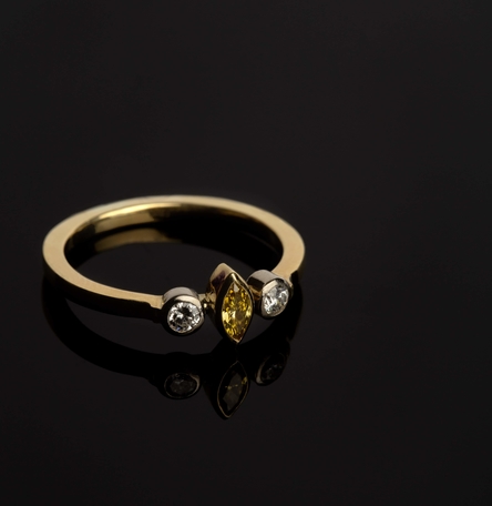 Yellow and white diamonds gold ring Yellow and white diamonds gold ring