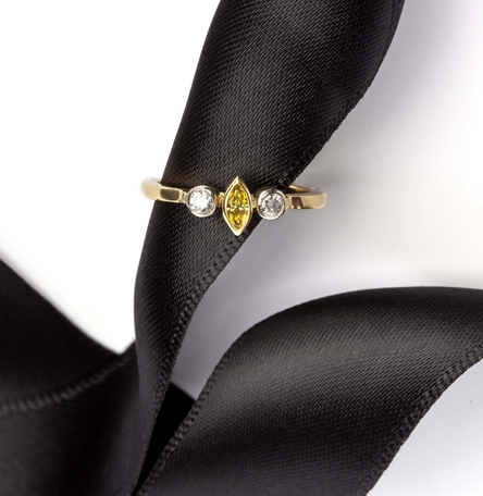 Yellow and white diamonds gold ring Yellow and white diamonds gold ring