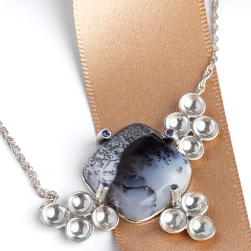 Dendritic agate and blue sapphires necklace