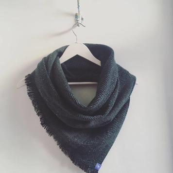 Tonnta glas- Green waves triangle scarf